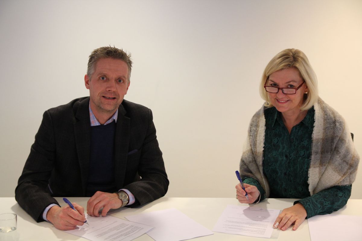 Direktør Eli Grimsby i KID signerte kontrakten med administrerende direktør Tor Unneland i Varden Entreprenør om å bygge Oslo skatehall. Foto: Kultur- og idrettsbygg Oslo KF