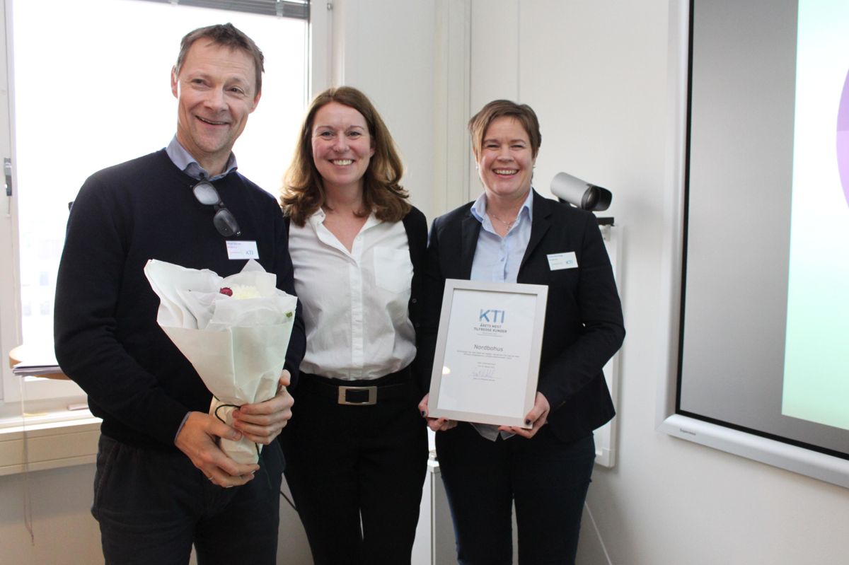 Nordbohus vant prisen som beste kjede i kundetilfredshet. Kjededirektør Birger Aspaas og kvalitetssjef Anne Irene Enge (til høyre). I midten Heidi Bjørneng fra Prognosesenteret, som delte ut prisen.