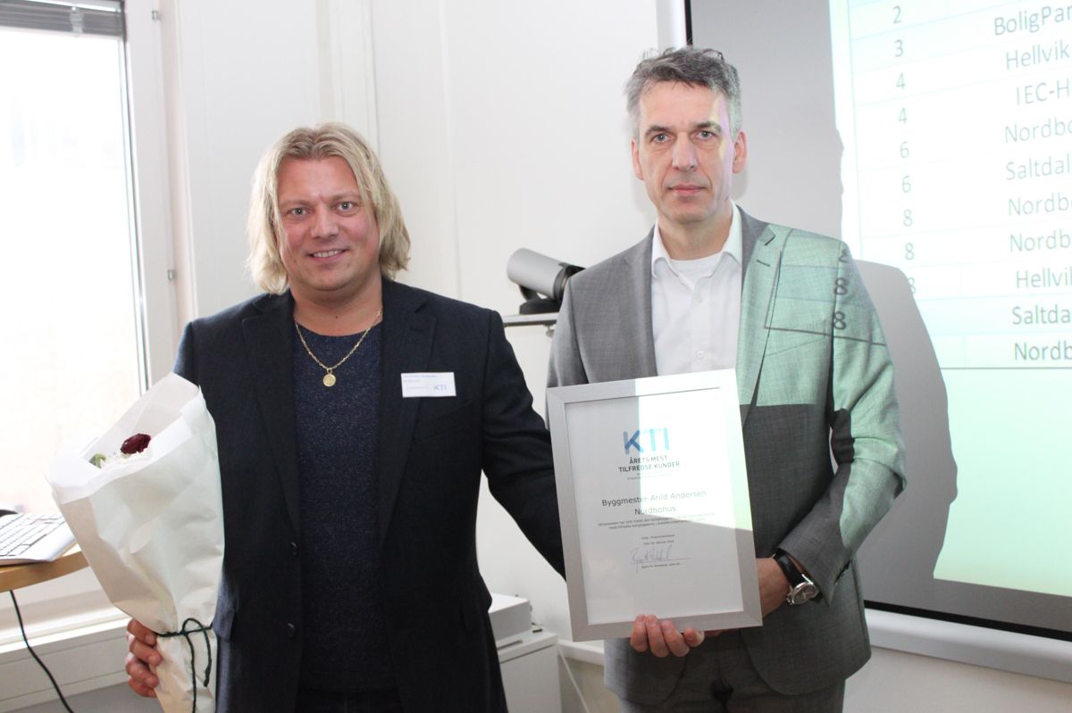 Daglig leder Jon Petter Andersen (til venstre) i Nordbohus-medlemmet Byggmester Arild Andersen AS med det synlige beviset på at bedriften vant prisen for mest fornøyde kunder i enkeltkundemarkedet. Prognosesenter-sjef Bjørn Birkeland delte ut prisen.