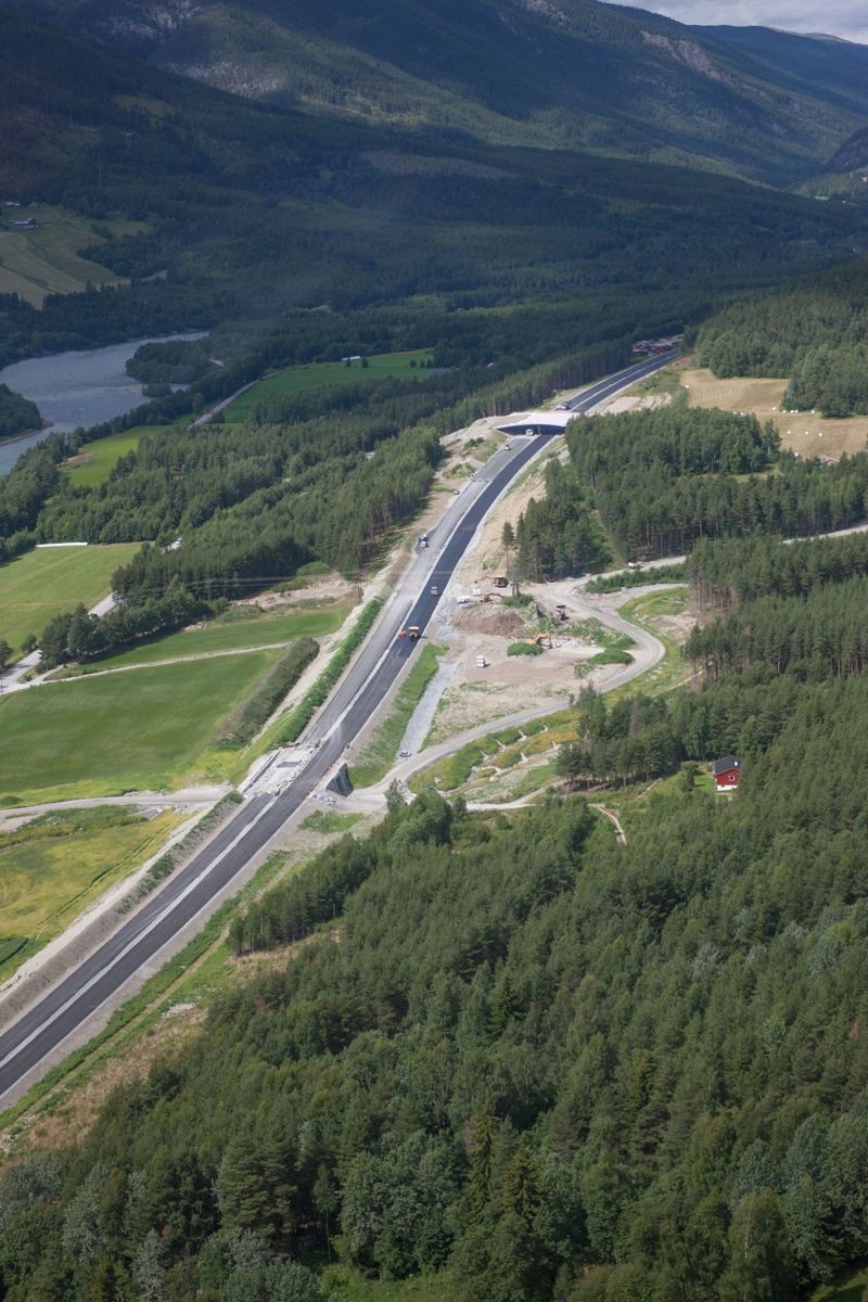 Ny E6 nordover mot Sjoa med Bjørkerusten viltovergang. (Foto: Terratec)