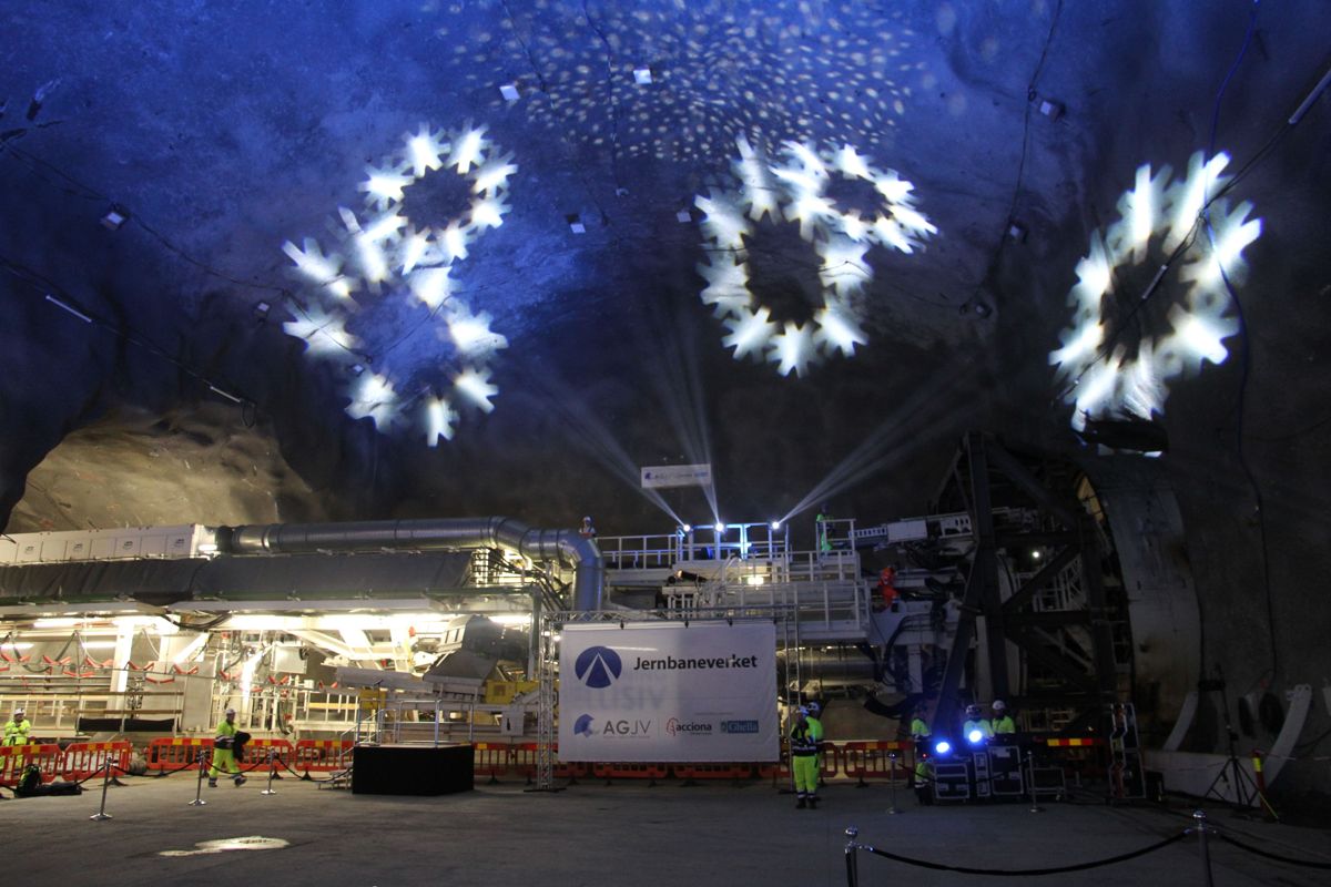 <p>De 2400 tonn tunge maskinene er spesialkonstruert for tunneldriving i hardt, norsk fjell.</p>