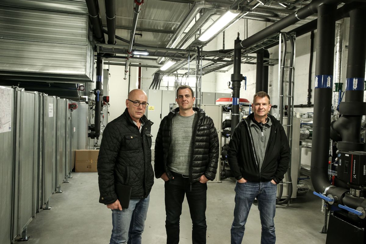 Johann Gjøringbø (fra venstre) i GK Inneklima, Asle Ronny Henden i Eid Elektro og Kjell Hovland i Skår VVS samlet i teknisk rom i bygget. De tre selskapene har inngått et teknisk entreprenørsamarbeid kalt Teamtek.