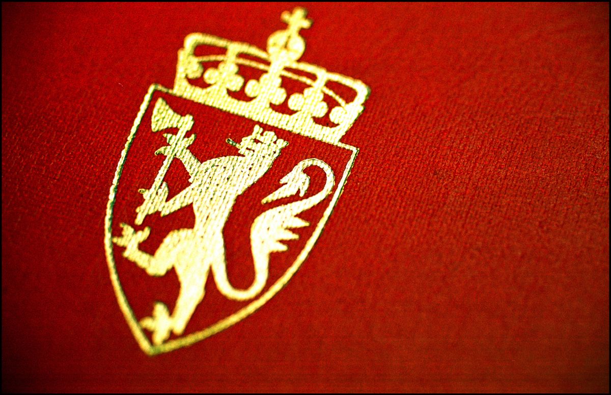 OSLO, 22022002 : Lovbok / Norges lover 1687-1999, fotografert i Sarpsborg tinghus. Riksvåpen utenpå boken. FOTO : Berit Roald / SCANPIX