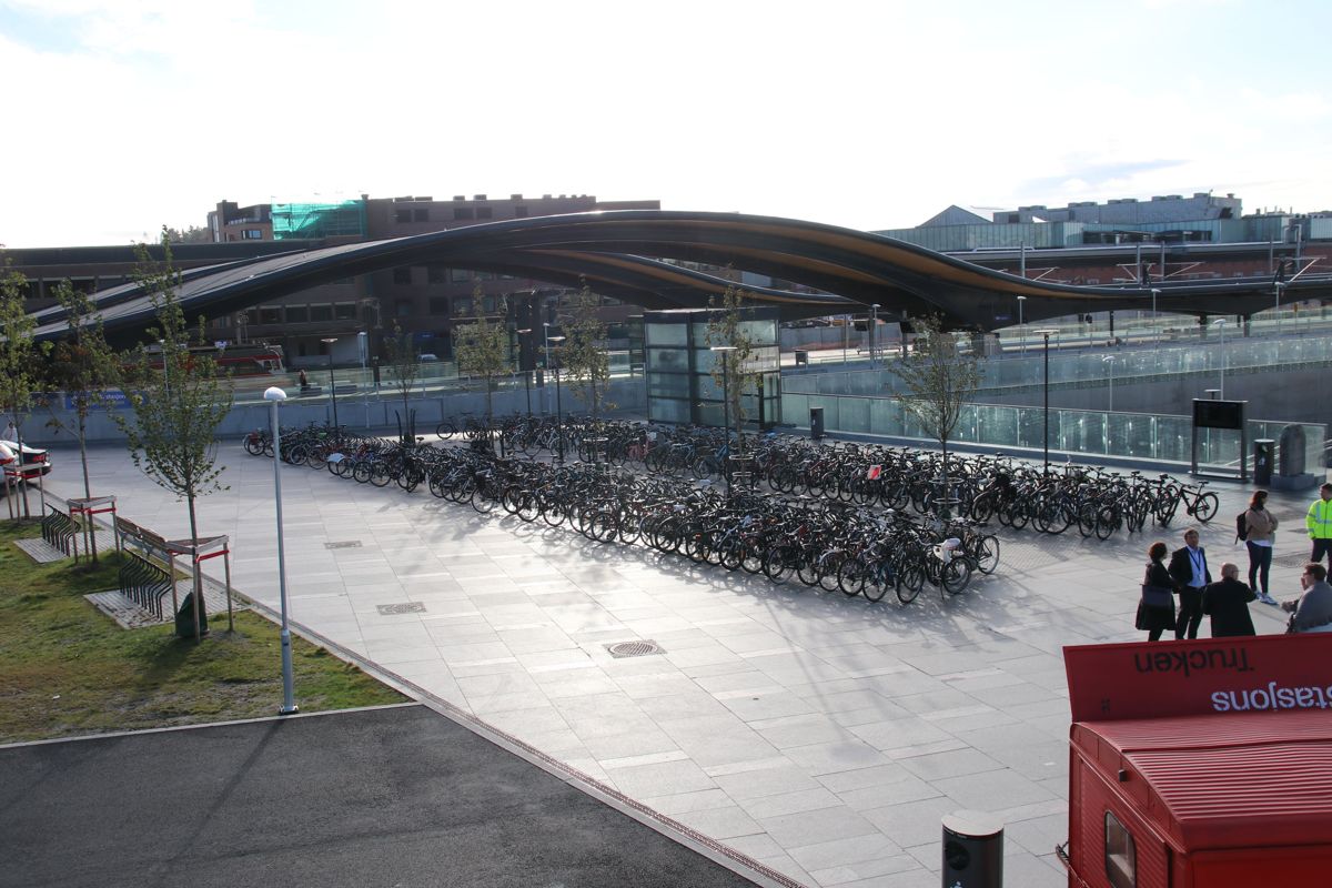 Populær sykkelparkering på Ski stasjon.