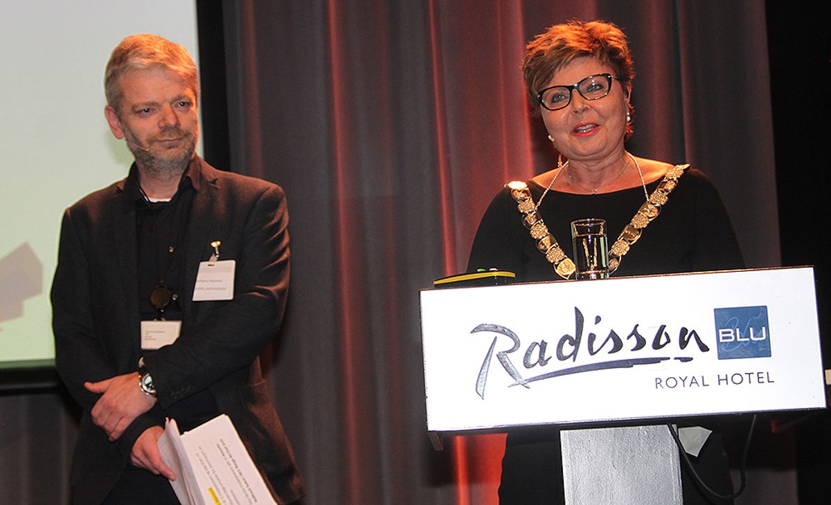 Fylkesordfører Anne Gine Hestetun og fagopplæringssjef Torbjørn Mjelstad deler ut prisen Årets Lærling 2016.