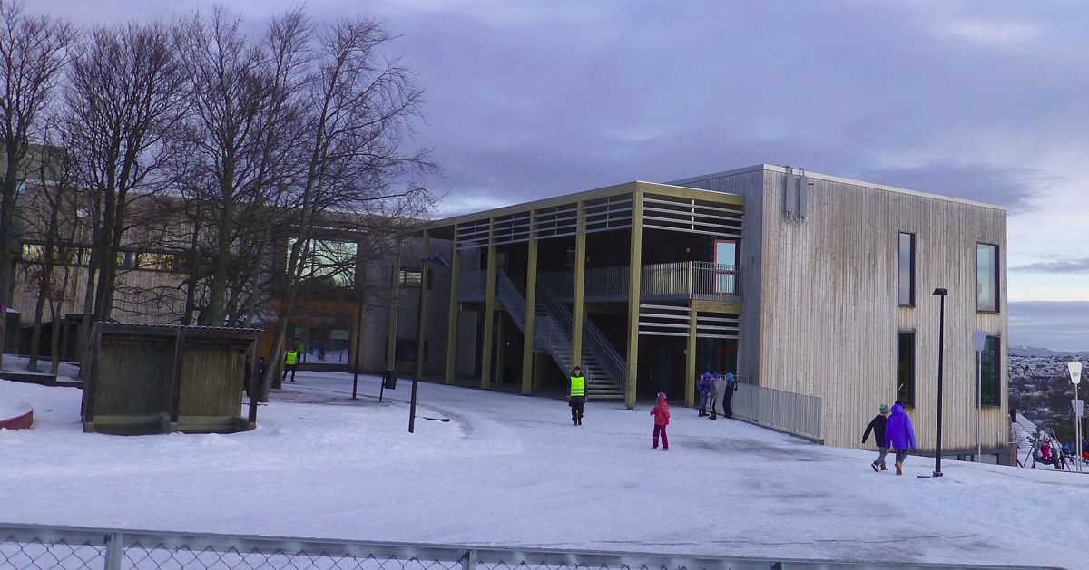 Åsveien skole i Trondheim stod ferdig for to år siden. Det er bygd i massivtre, og blir regnet som en av de fremste pionere innen skolebygg i tre.