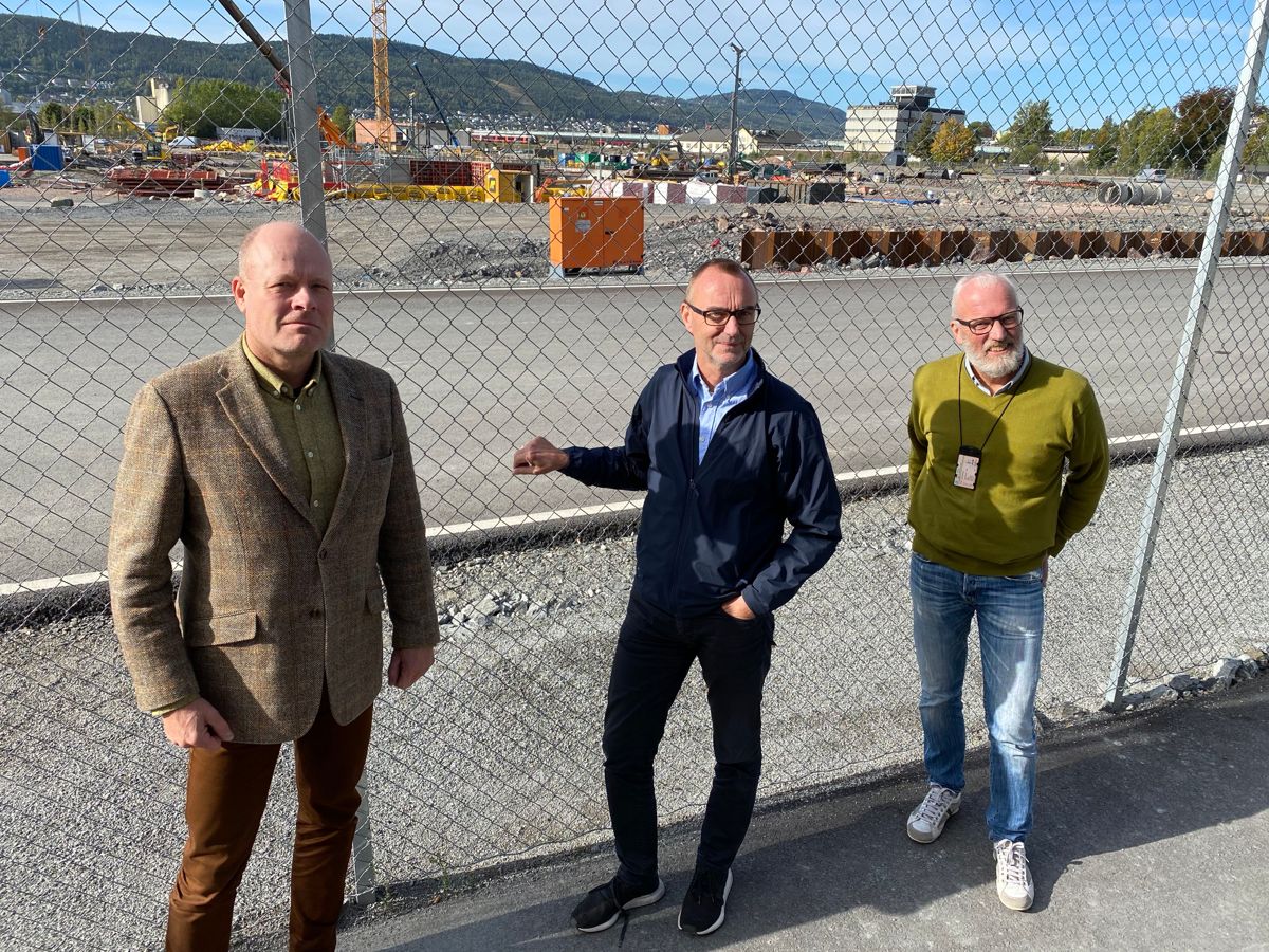 Torstein Arisholm (fra venstre), Jon Chr. Simenstad og Tore Bryhni har sikret industrihistorien på Brakerøya. Foto: Drammen Helsepark