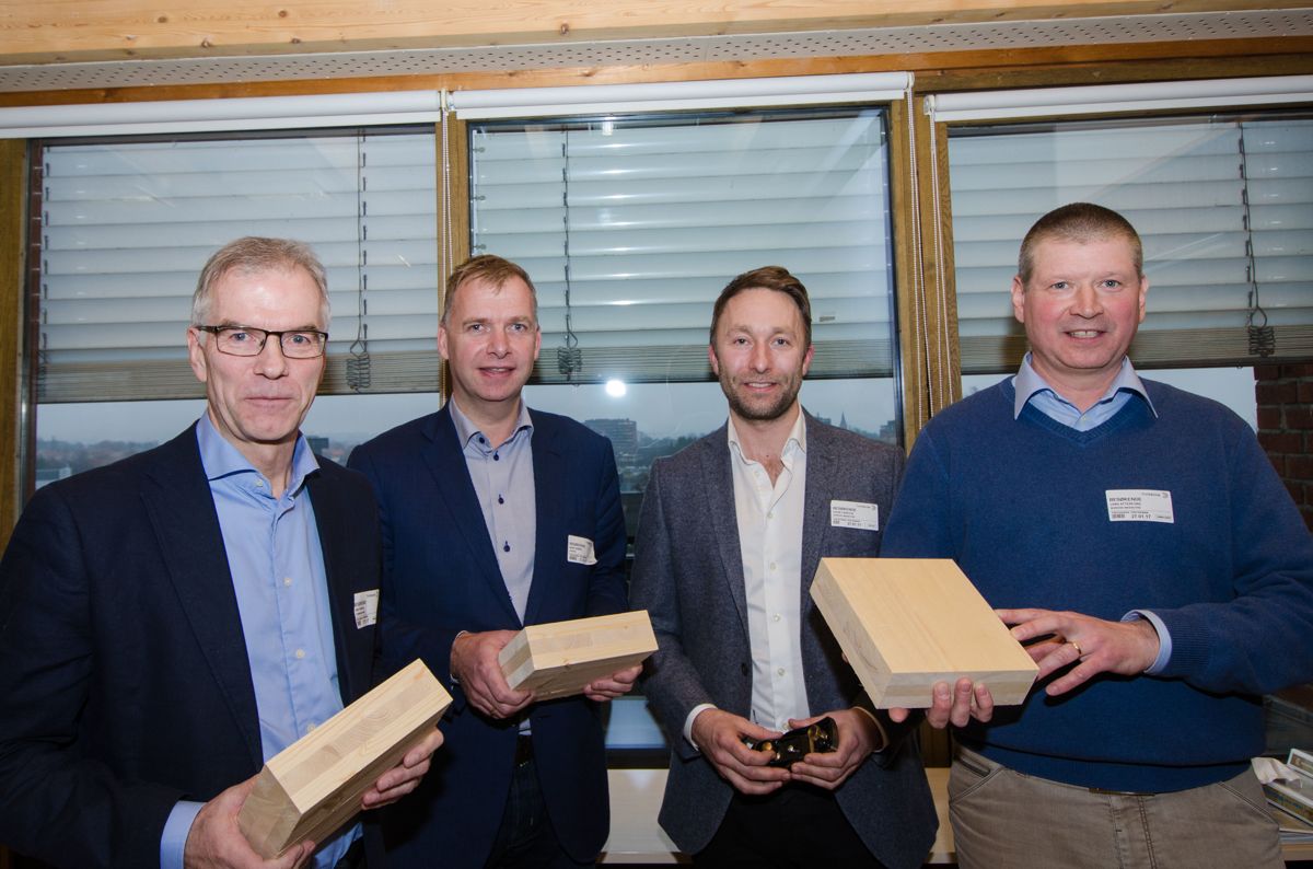 <p>Erik Toverud i Stangeskovene (fra venstre), Arne Jebsen i Hunton, Carsten Hovind i Massiv Lust og styreleder i nye Nordisk Massivtre Lars Atterfors.</p>