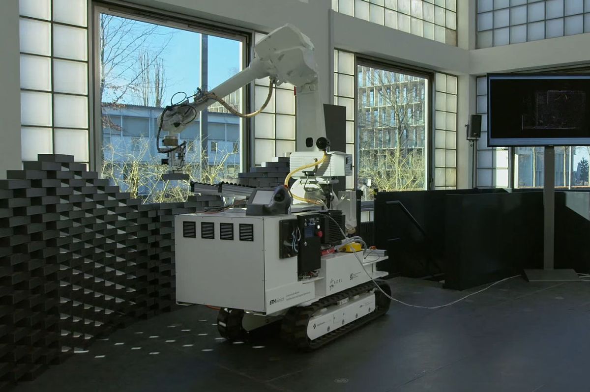 Den sveitsiske roboten «In situ Fabricator 1» kan både legge murstein og sveise. Foto: ETH Zurich