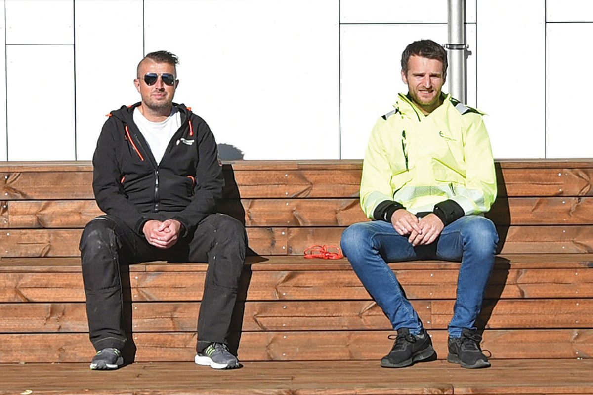 Vaktmester/byggdrifter Frode Kallekodt og prosjektleder Håvard Bergstø på amfiet som er bygd for utendørs undervisning.