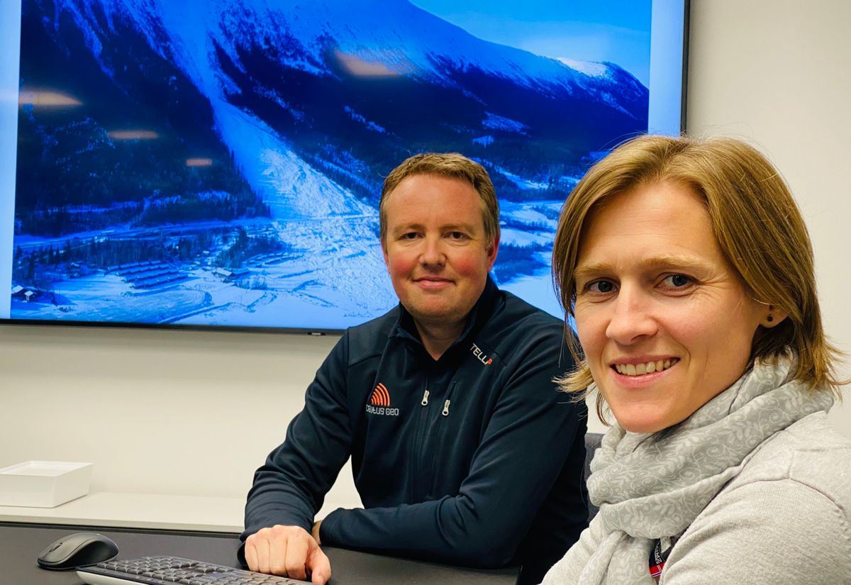 Teknisk direktør Lars Krangnes og prosjektleder Ragnhild Lie i Cautus Geo. Bildet bak viser raset i Lom 25. februar 2020. Foto: Cautus Geo