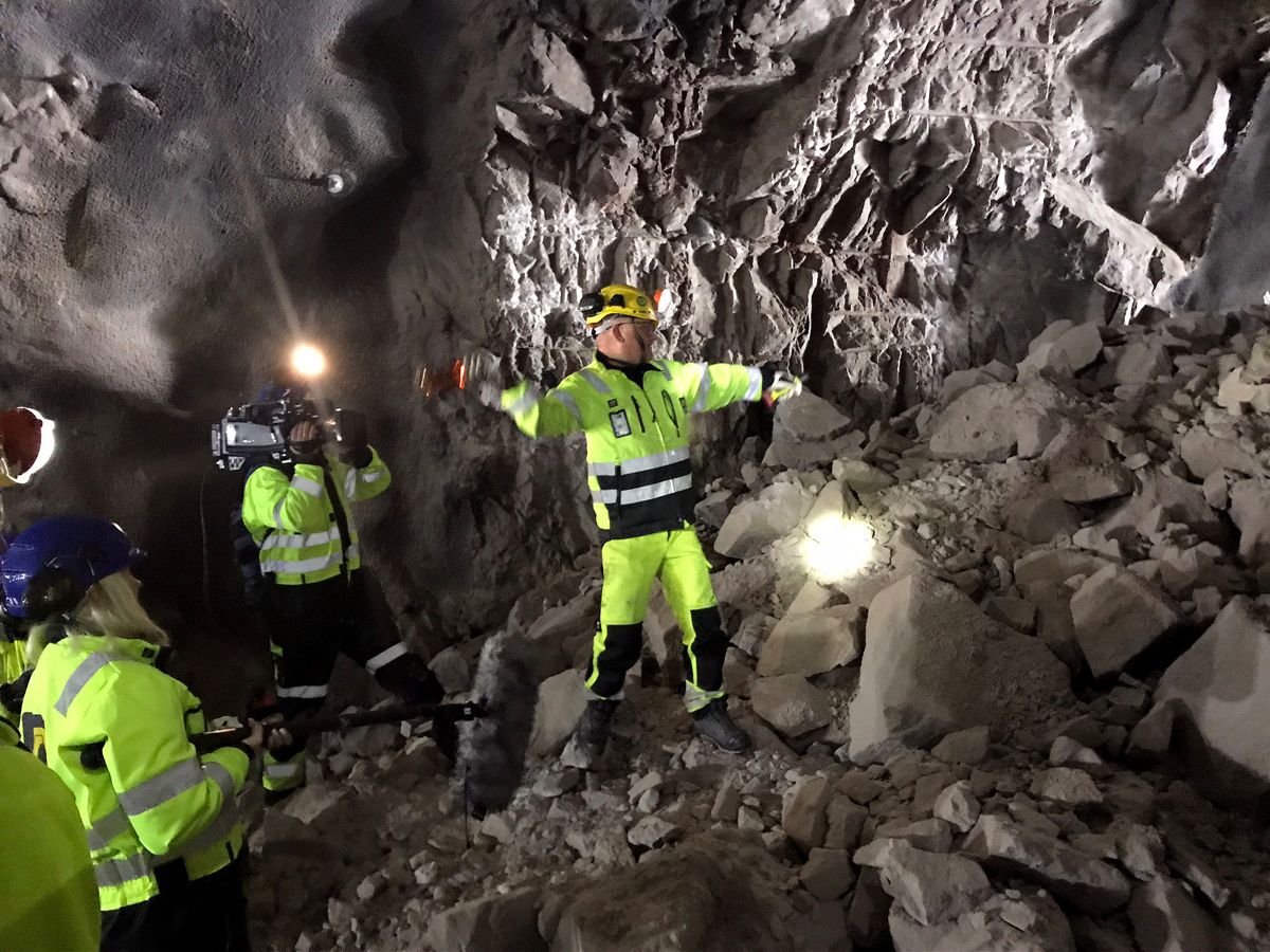Bergsprengningsleder i AF Gruppen, John Ivar Fagermo sørget for å holde gammel tunneldrift-tradisjon i hevd, da han kastet flasken i røysa, som symbol på vel utført jobb.