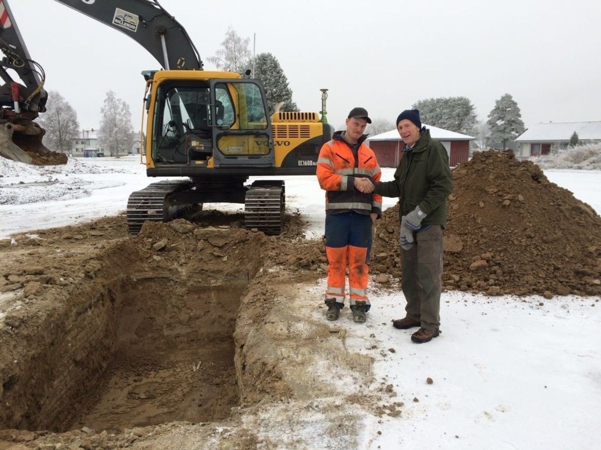 Maskinfører Jonathan Bjørneby (til venstre) og geolog Geir Goffeng ved første spadetak og geologisk undersøkelse. Foto: Sør-Odal kommune