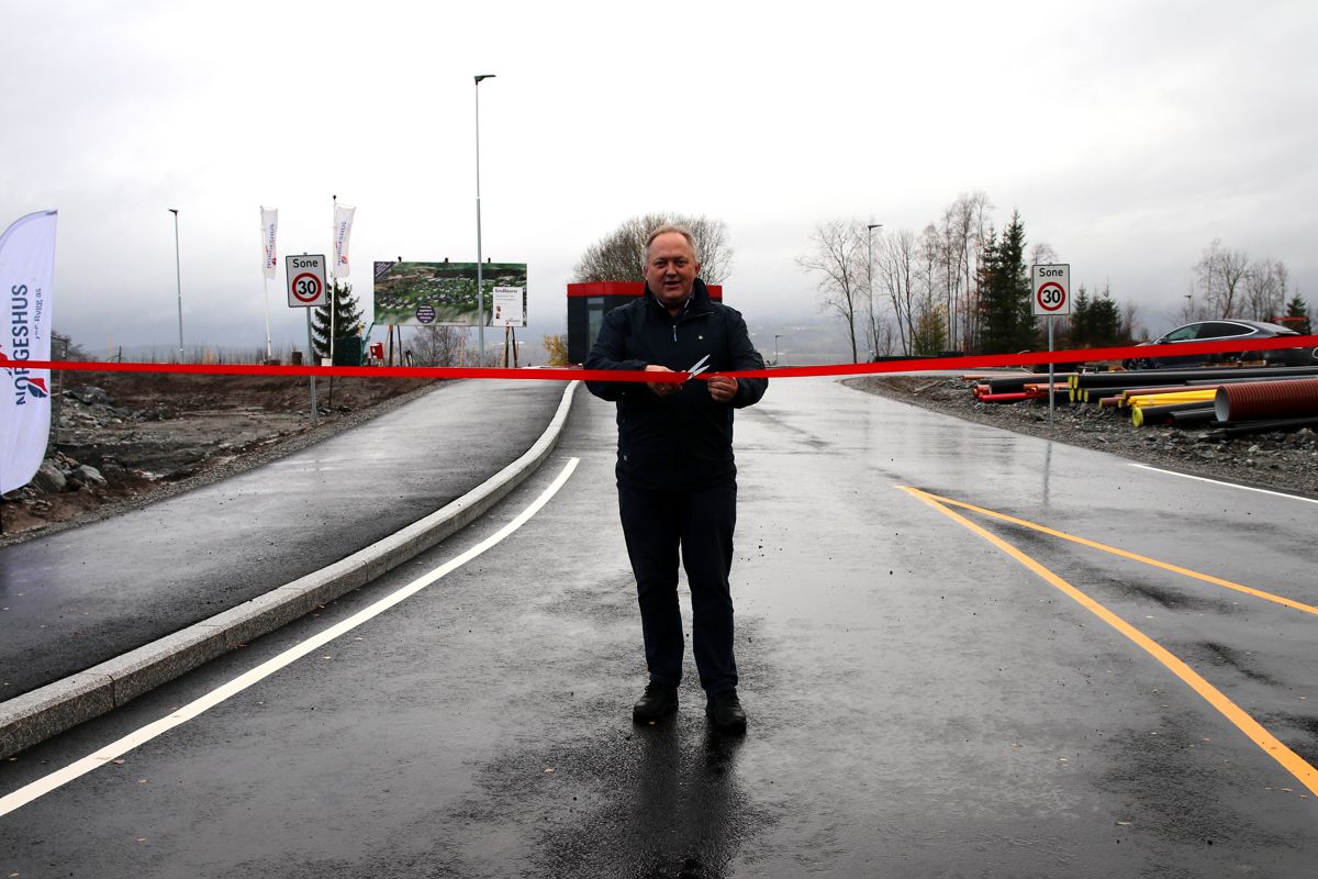 Ordfører i Eidsvoll kommune, John-Erik Vika, fikk æren av å åpne snora som markerte åpningen av utbyggingsfeltet.