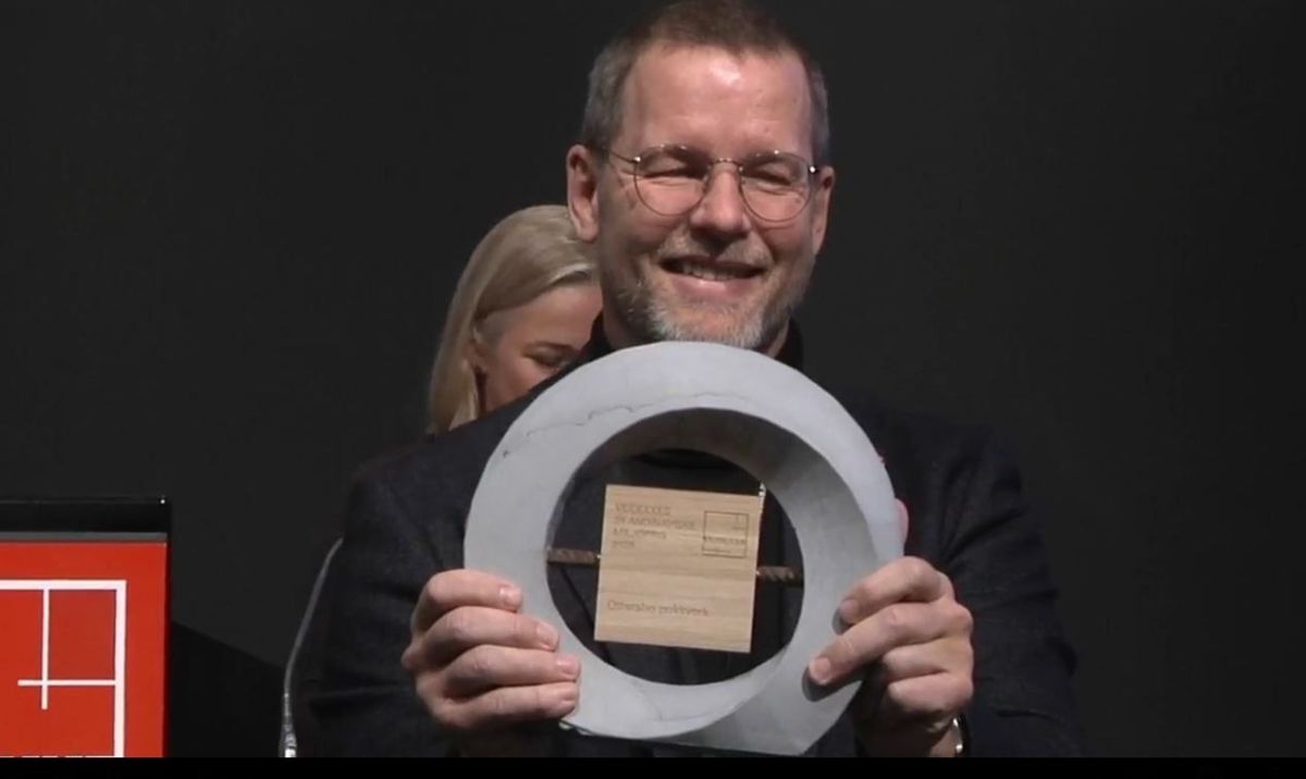 Konsernsjef Jimmy Bengtsson delte ut miljøprisen. Foto: Veidekke