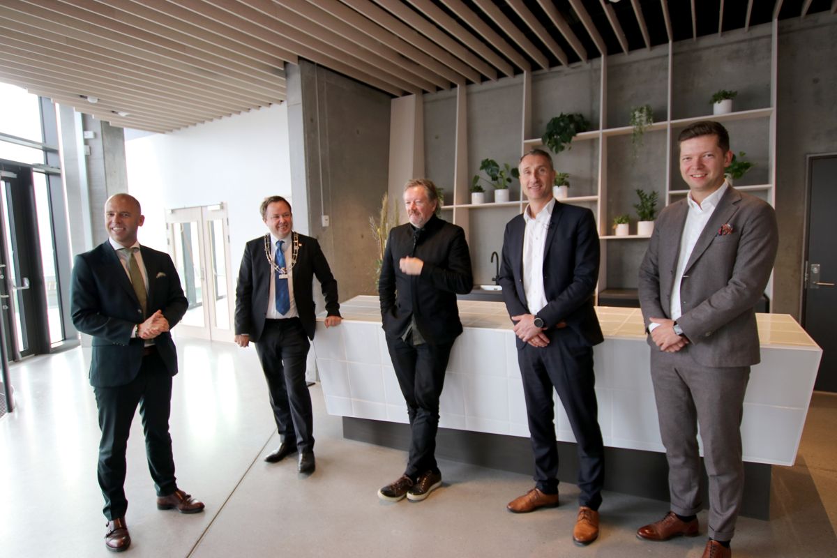 F.v.: Emil Eriksrød (R8), Robin Kåss (ordfører Porsgrunn), Kjetil Trædal Thorsen (Snøhetta), Ståle Rød (Skanska) og Tommy Thovsland (R8 Property) under åpningen av Powerhouse Telemark.