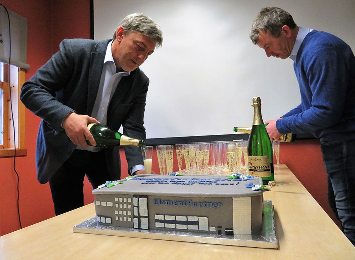 Arild Hartviksen (t.v.) og Andre Venås serverte champagne til alle ansatte i ElementPartner under nyfabrikk-feiringen. Foto: Arnt Øyvind Siem