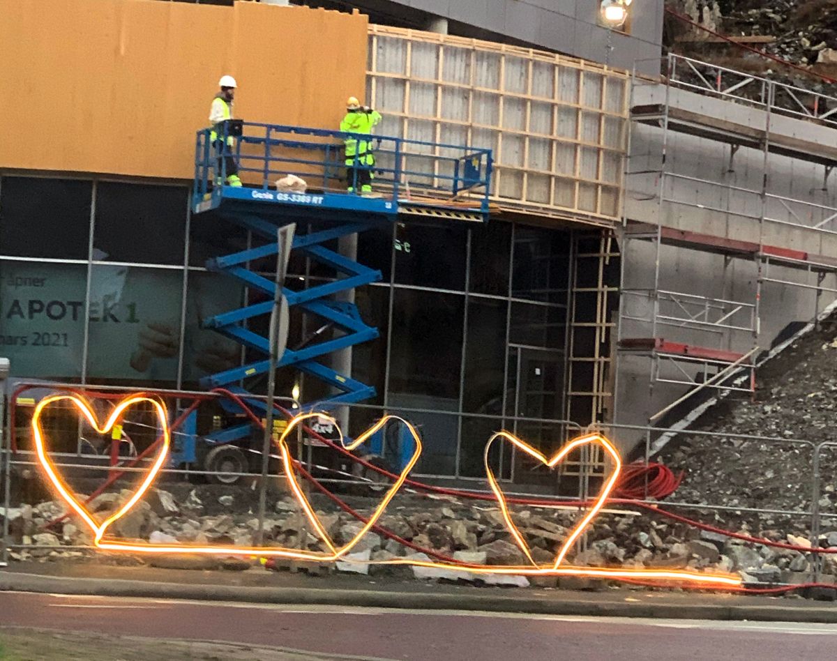 LAB Entrepprenør bygger ved Lagunen kjøpesenter i Bergen og har likesågodt klinket til med tre lysende hjerter på byggeplassen. Foto: Thomas Plassen