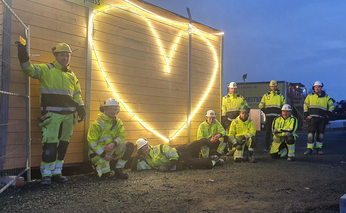Byggmestran AS har hengt opp et lysende hjerte på Frol barnehage i Levanger. Foto: Kari Anne Susegg Kvarving
