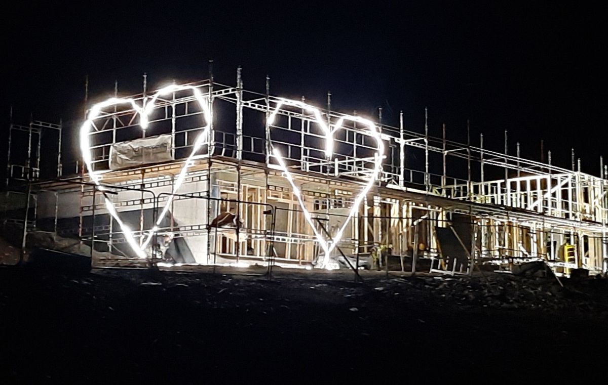 Byggmester Iver R. Gresseth har likesågodt satt opp to hjerter på byggeplassen, hvor de bygger et rekkehusprosjekt i Husbyåsen på Stjørdal. Foto: Jon Helge Gresseth