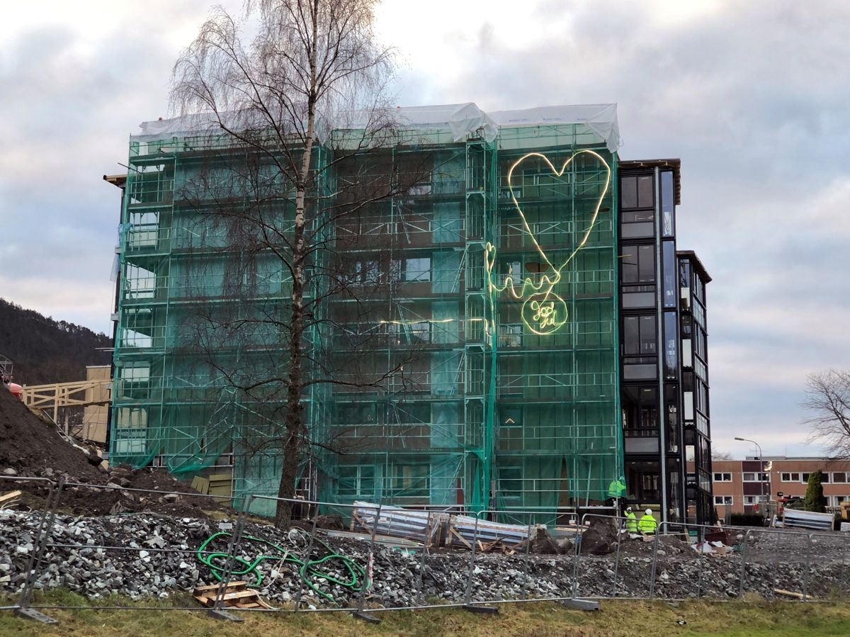 I Fyllingsdalen i Bergen rehabiliterer Markhus Lynghaug borettslag. Også her er det hjertevarme å spore, samt et ønske om god jul fra entreprenøren. Foto: Roald Nesse