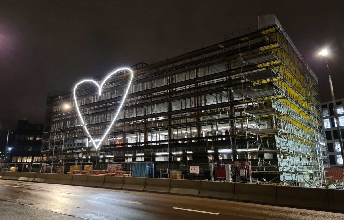 Inka Entreprenør bygger nytt hovedkontor for IK Gruppen på Bryn i Oslo. Her har de satt opp et hjerte på 17x17 meter på byggeplassen på Tvetenveien. Foto: Per Kristian Strutz