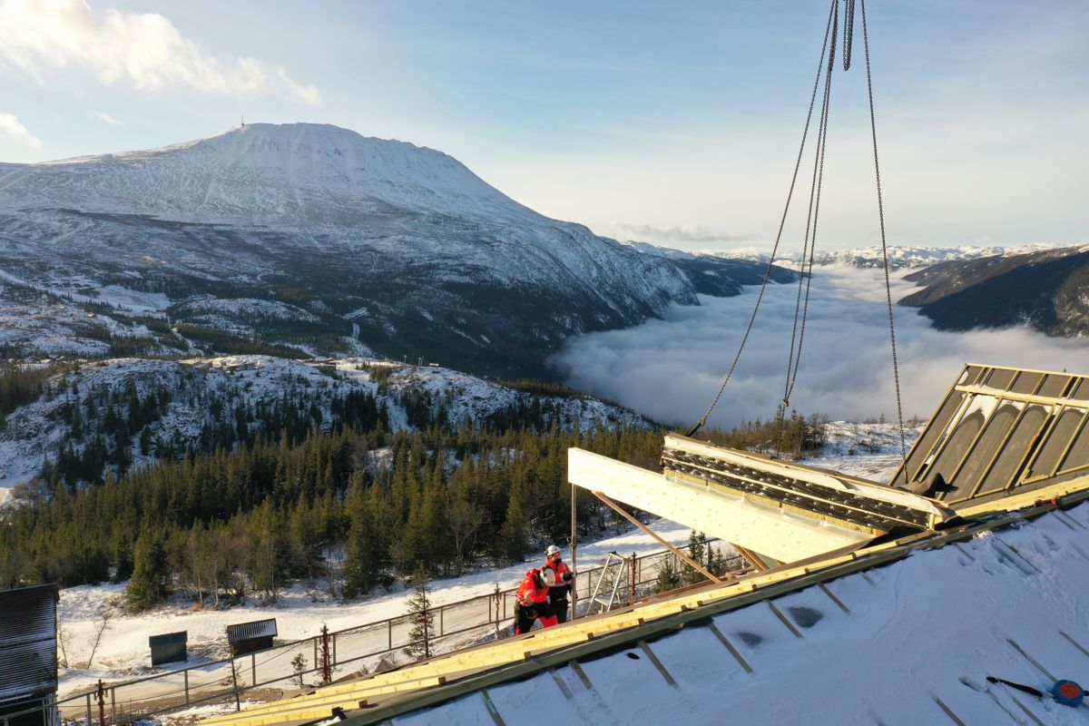 <p></p><p>MAJESTETISK UTSIKT: På 1000 m.o.h monteres takelementene til det nye fritidsboligprosjektet Gaustatoppen Lodge på Rjukan.  Foto: Geir Andres Sætre</p>