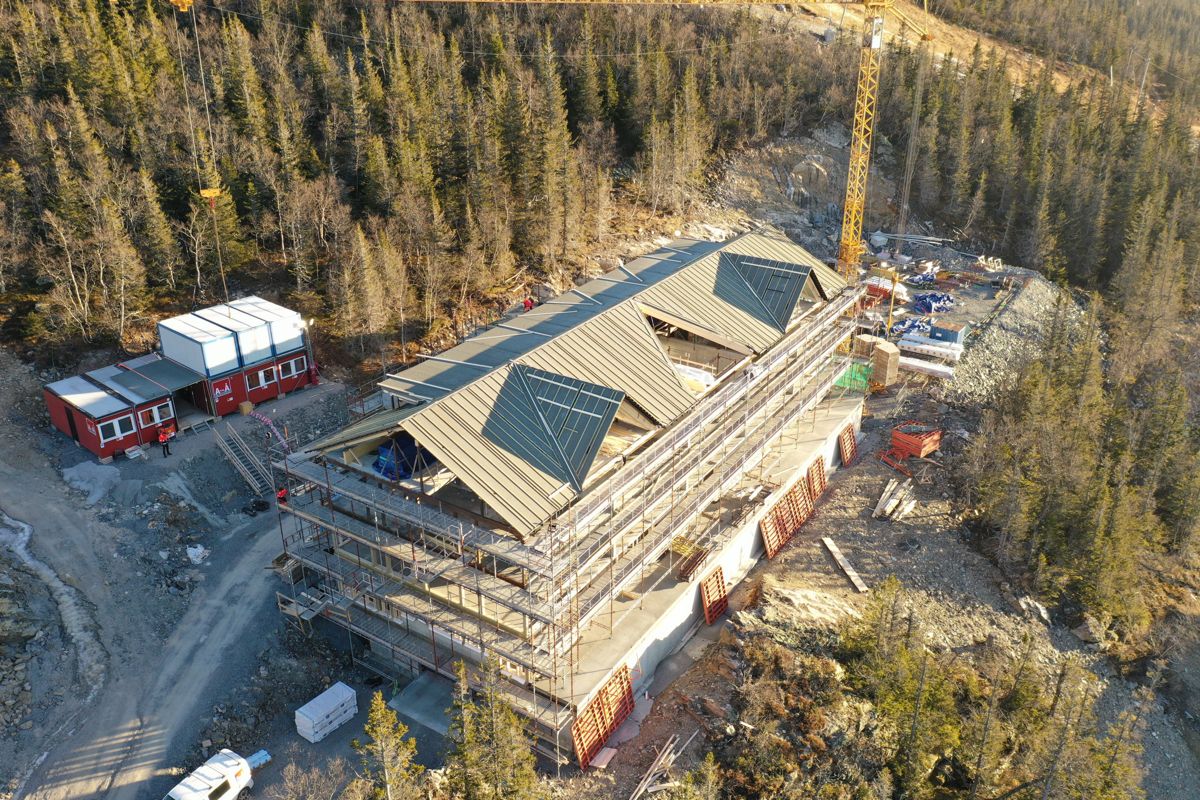 Montasje av takelementer på Gaustatoppen Lodge. Foto: Geir Andres Sætre