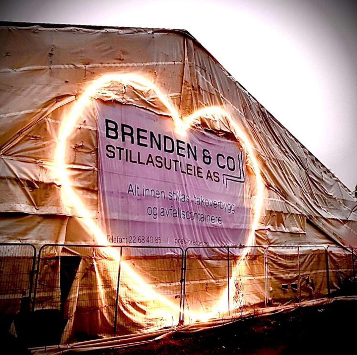 Brenden & Co Stillasutleie har satt opp hjerte på en utstyrstomt i Enebakkveien. Foto: Thomas Brenden