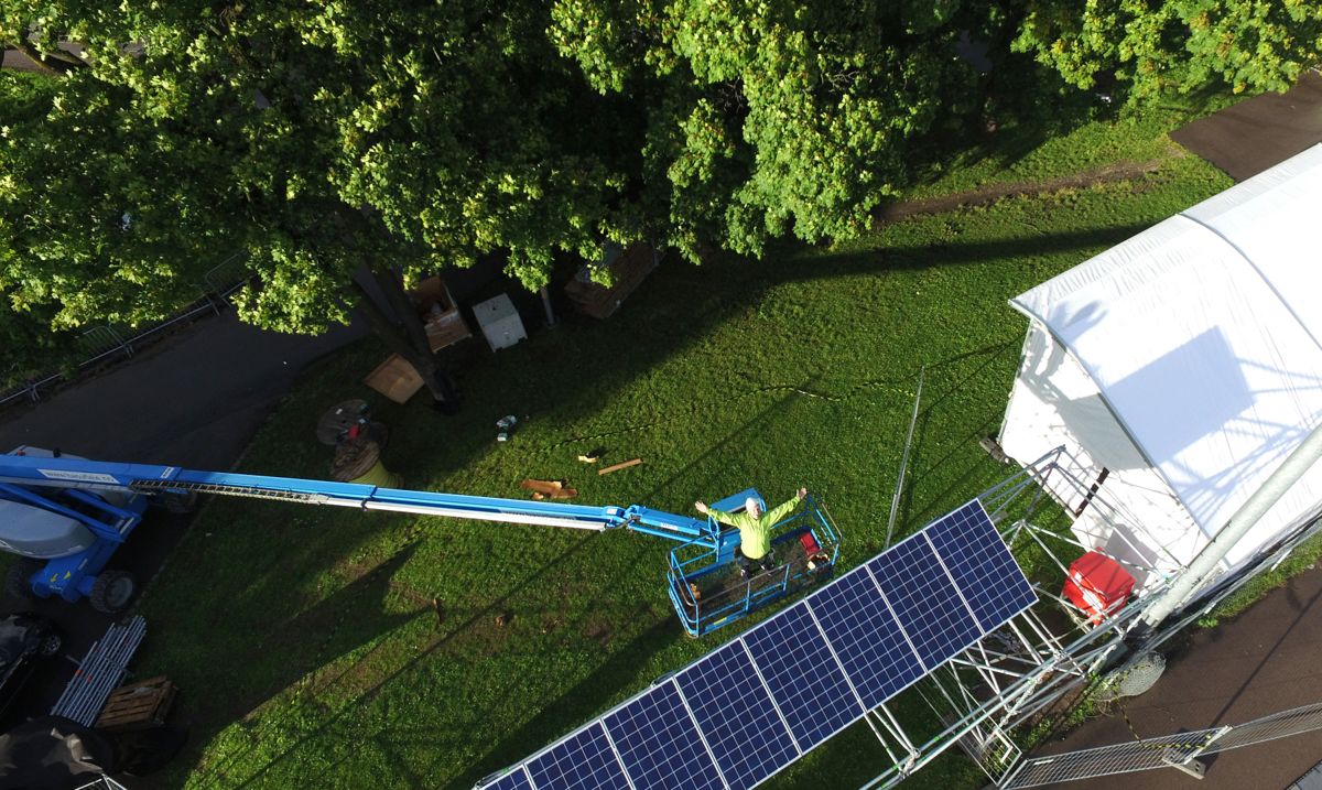 <p></p><p>Her monteres solcelleanlegget som skal produsere strøm til en av festivalscenene på Øyafestivalen i Oslo. Foto: Hjellnes Consult</p>