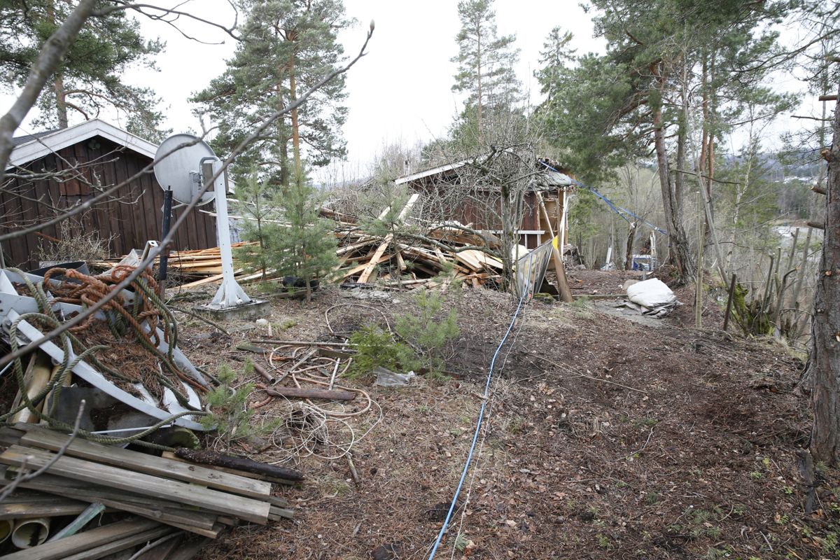 Nabokrangel om en bod på Vendla på Nesøya i Oslo har ført til at den ene parten har delt den i to. Han mener halvparten av den gamle boden står på hans eiendom. Foto: Terje Bendiksby / NTB scanpix