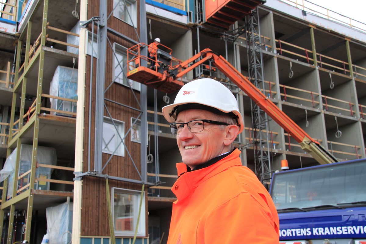 Daglig leder Per Arne Barli i Ringsaker Takelementer konstanterer at monteringen av de store veggelementene går på skinner.