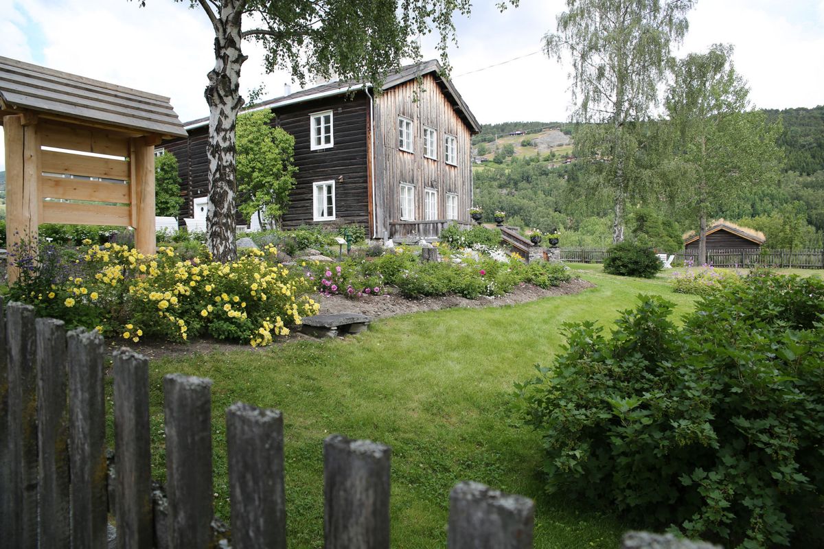 Hagegruppa ved Prestegårdshagen i Ullinsvin i Vågå, er en av vinnerne av Hagekullturprisen 2017. Foto: Roar Strand, Vågå kommune