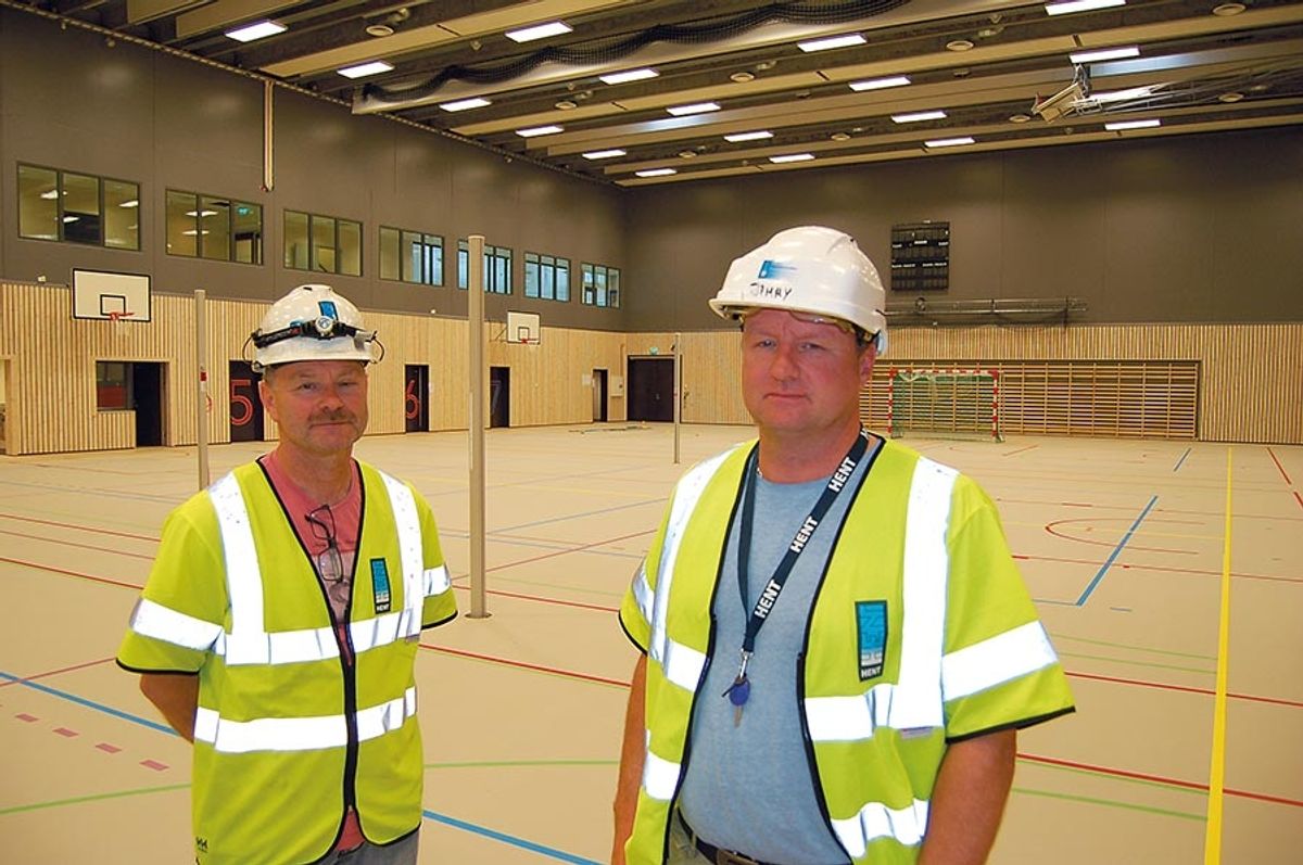 Prosjektsjef Jimmy Quist (t.h.) og anleggsleder Svein Hasse Ovesen har hatt ansvaret for byggingen av Heimdalshallen.