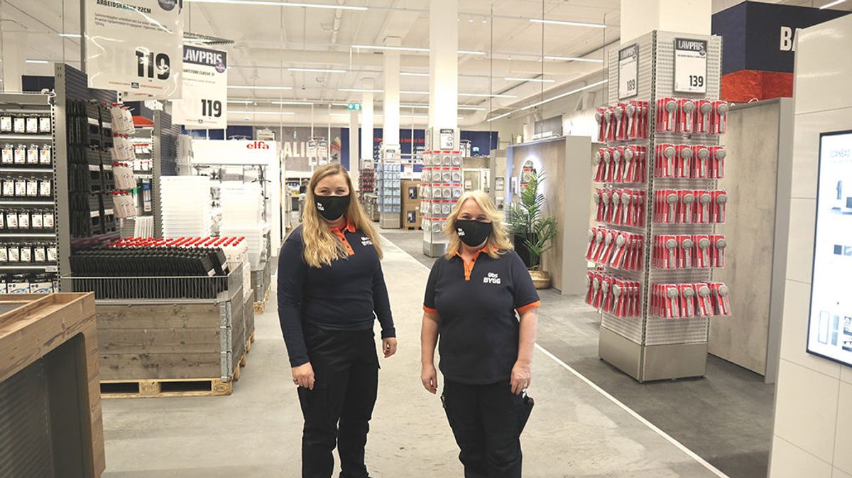 Janne Sørgård (t.v.) og Heidi Sommer har arbeidet lenge i OBS Bygg, og ser frem til å ta imot kundene i a avdelingen for bad og garderobe.