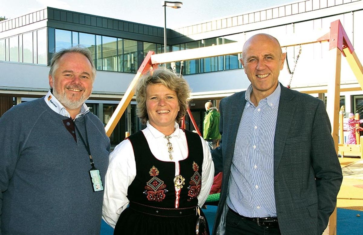 Geir Hegge Nilsen i Bøhmer Entreprenør (t.v.), rektor Else Kristin Tobiassen på Frydenhaug skole og Paul Røland i Drammen Eiendom KF.