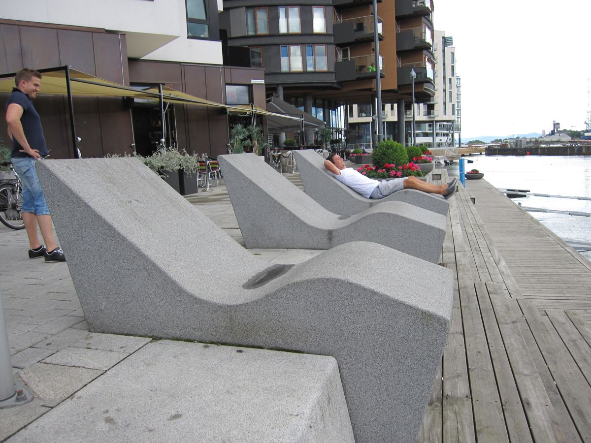 Langs kaikanten på Tjuvholmen finner man disse skulpturelle stolene i kinesisk granitt. Foto: Foto: Tor Inge Vormedal