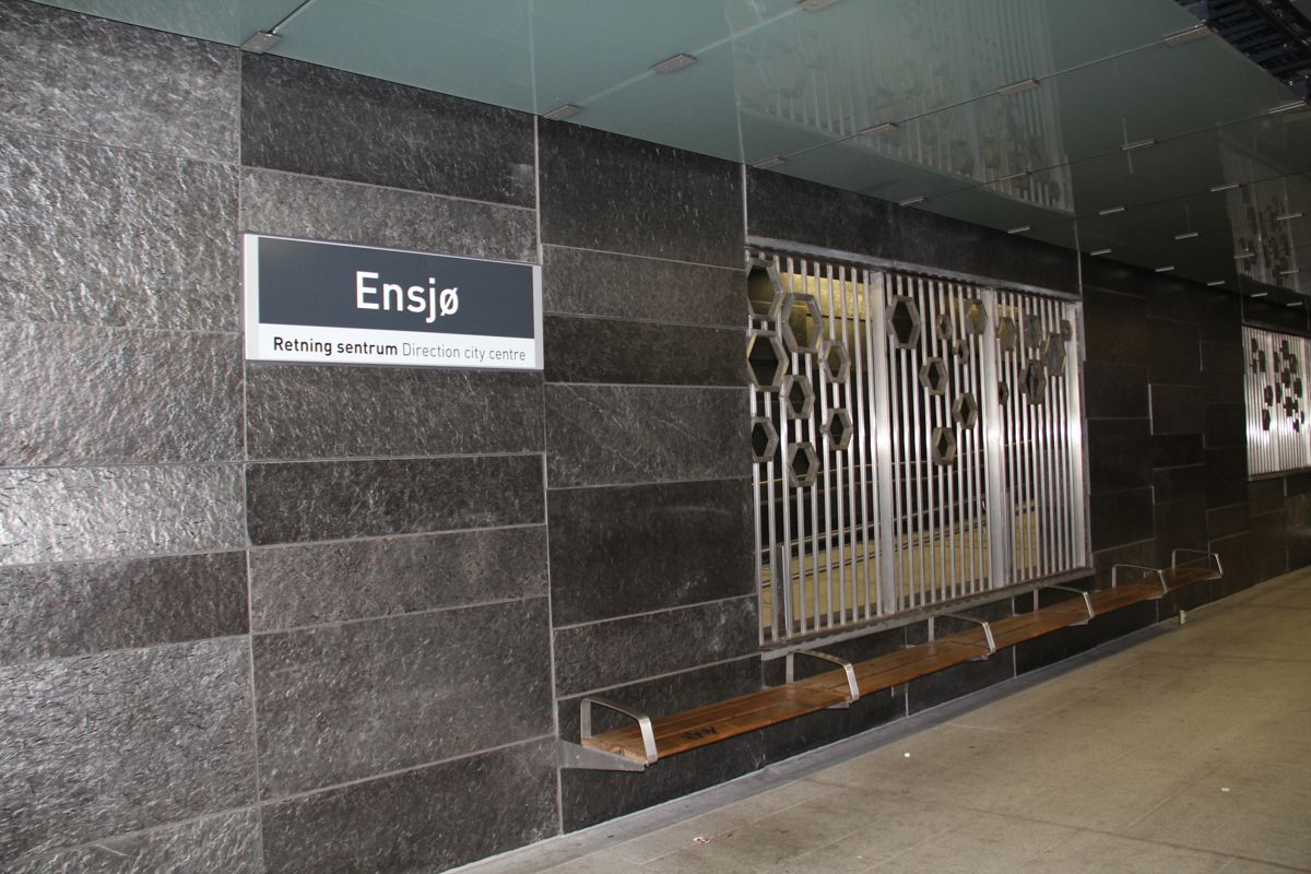 På Ensjø t-banestasjon i Oslo er det brukt ottaskifer både til gulv og vegger. Foto: Foto: Tor Inge Vormedal