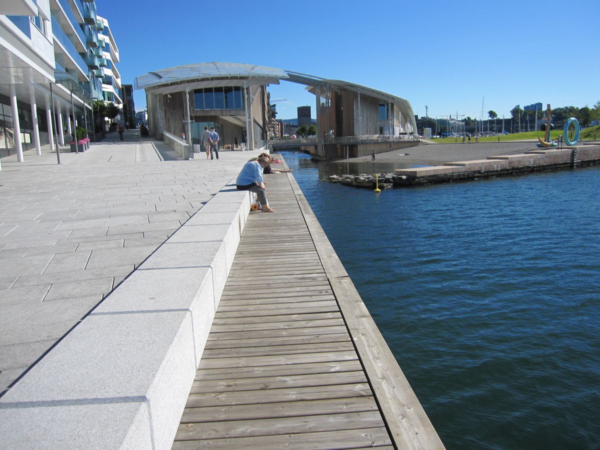 På Tjuvholmen i Oslo er det utstrakt bruk av naturstein. Langs kaikanten er det brukt lys granitt. I bakgrunnen Astrup Fearnley-museet. Foto: Foto: Tor Inge Vormedal