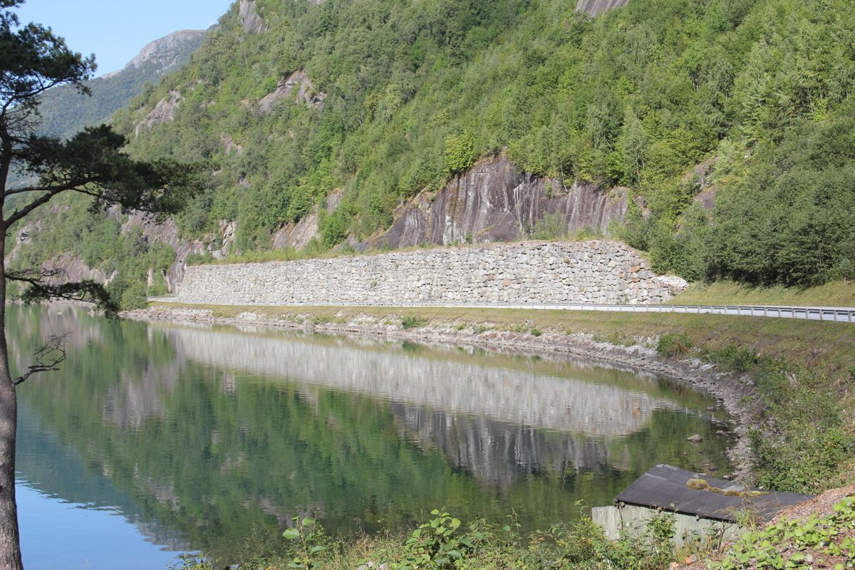 Denne natursteinmuren i nærheten av Odda er bygget som en rassikringsmur. Foto: Foto: Tor Inge Vormedal