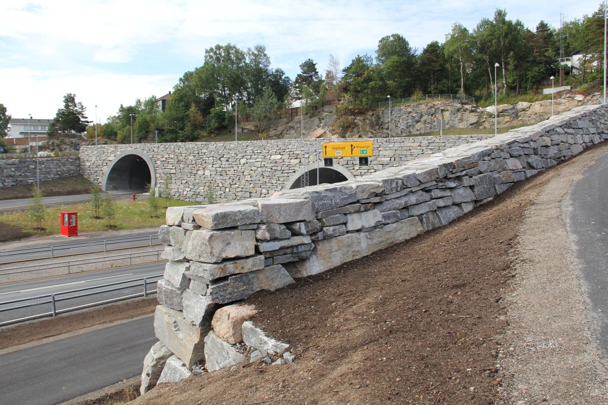 Rundt tunnelmunningen ved Vågsbygdanlegget i utkanten av Kristiansand sentrum er det anlagt flotte natursteinmurer. Foto: Foto: Tor Inge Vormedal