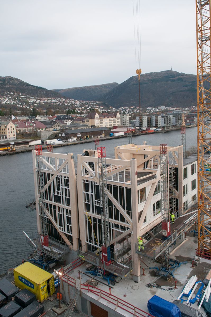 Ved Damsgårdssundet i Bergen fører BOB Eiendomsutvikling AS nå opp verdens høyeste trehus. Foto: Ole Harald Dale