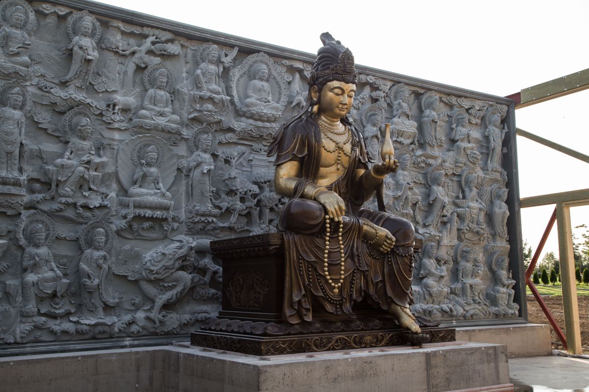 <p>Klima & Bygg har løftet på plass bronsestatue og bildevegg til nytt budhisttempel på Jessheim.</p>