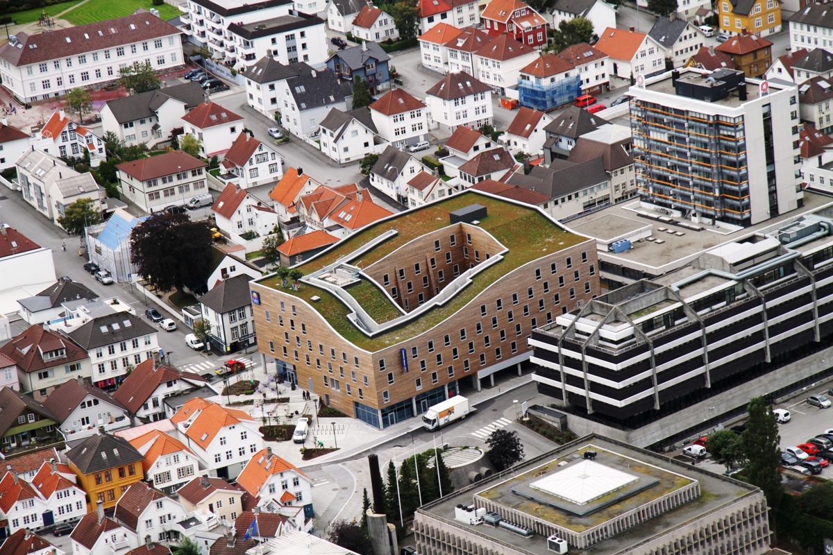 <p>Næringsbygg og offentlige bygg i de store byene velger ofte grønne tak, men også vanlige bygg og privatboliger kommer etter. Bildet er fra Comfort Square Hotell i Stavanger, tegnet av Link Arkitekter.</p>