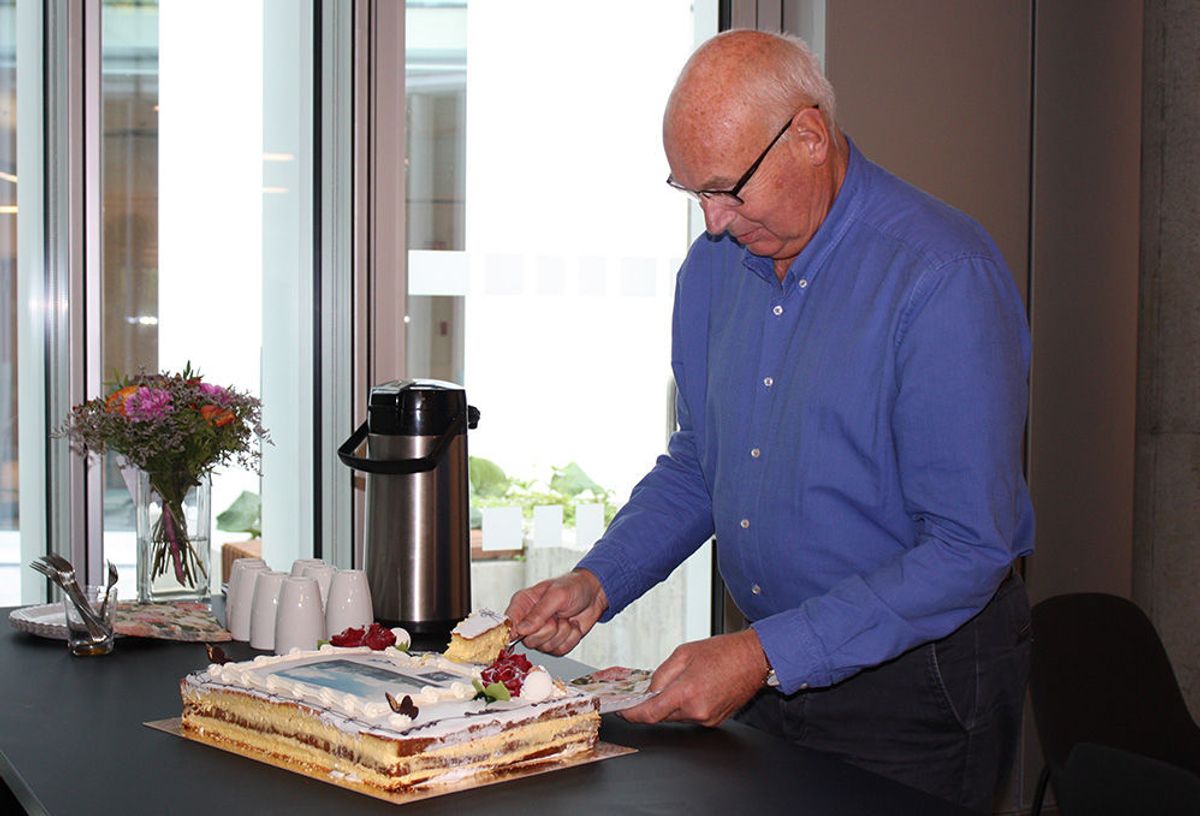 Prosjektsjef i NCC Tommy Olofsson fikk æren av å ta det første kakespadetaket.