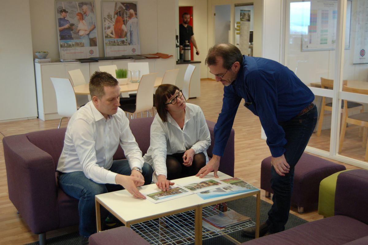 F.v: Markedssjef Stian Moursund, arkitekt Else Dahlseng og arealplanlegger Roy Bakken, som lurer på om det kan tegnes en bredere variant av Villa Lilla for en av Nordbohusforhandlernes tomteområder (foto: Nordbohus).