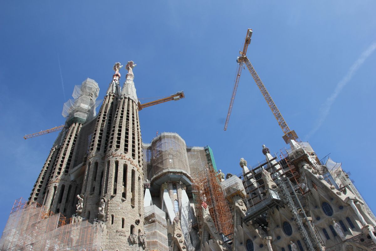 <p>Hvis alt går etter planen skal Sagrada Familia stå ferdig i 2026. Påsken 2015 bygges det fortsatt på Sagrada Familia i Barcelona, etter at kirken ble påbegynt i 1882. (Foto: Svanhild Blakstad)</p>