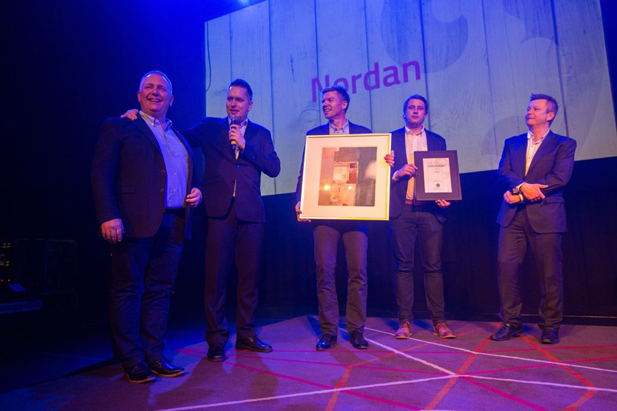 <p>Årets beste Nordbohus-leverandør 2014 ble Nordan. F.v Arnfinn Norås, Stian Moursund (Nordbohus), Arne Martin Høstfet, Håkon Svendsen, Robert Withbro (foto: Nordbohus).<br></p>