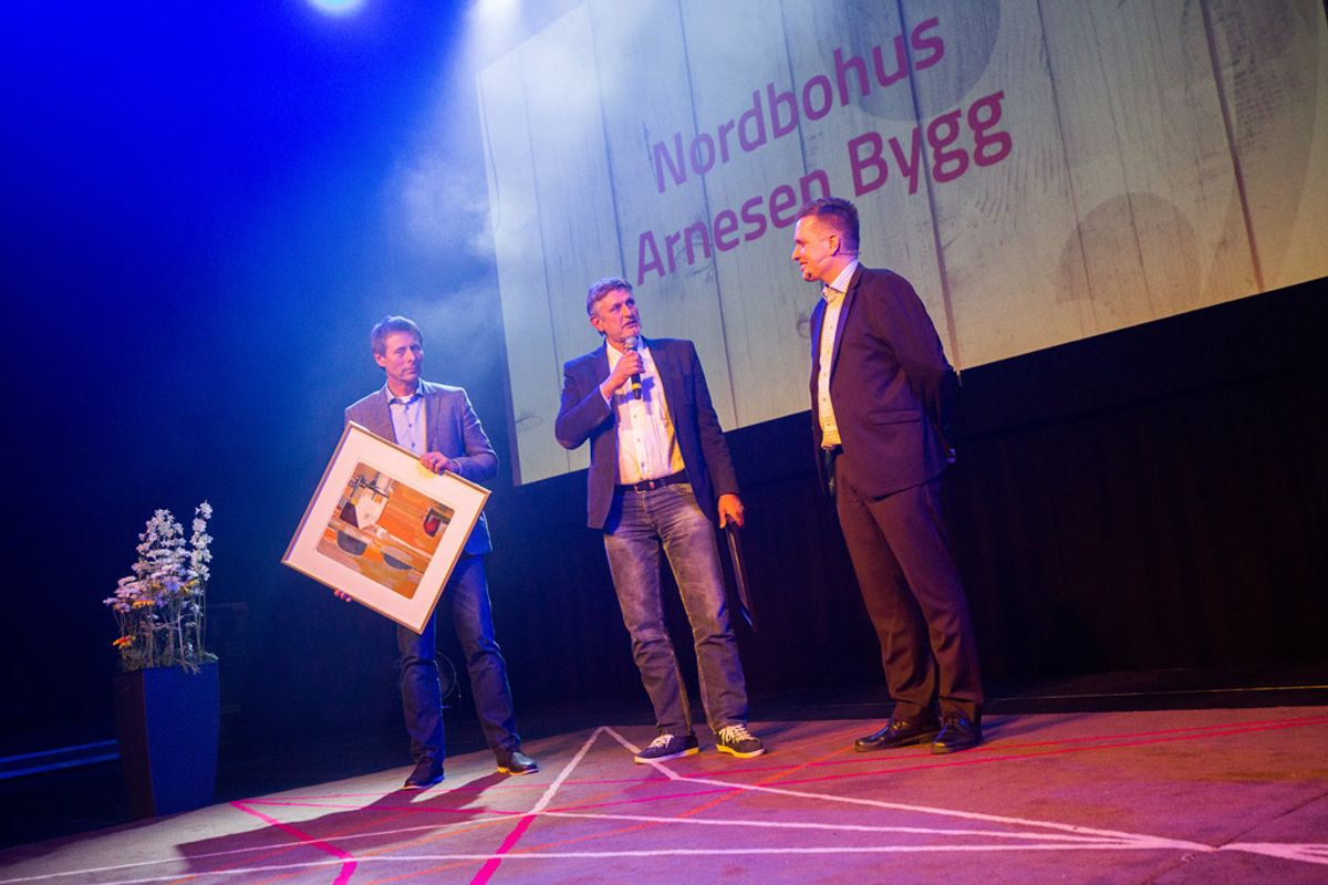 Årets beste kundetilfredshet 2014. F.v: Hans-Kristian Arnesen, Jan-Kåre Røstad, Arnesen Bygg, Stian Moursund (Nordbohus) (foto: Nordbohus).