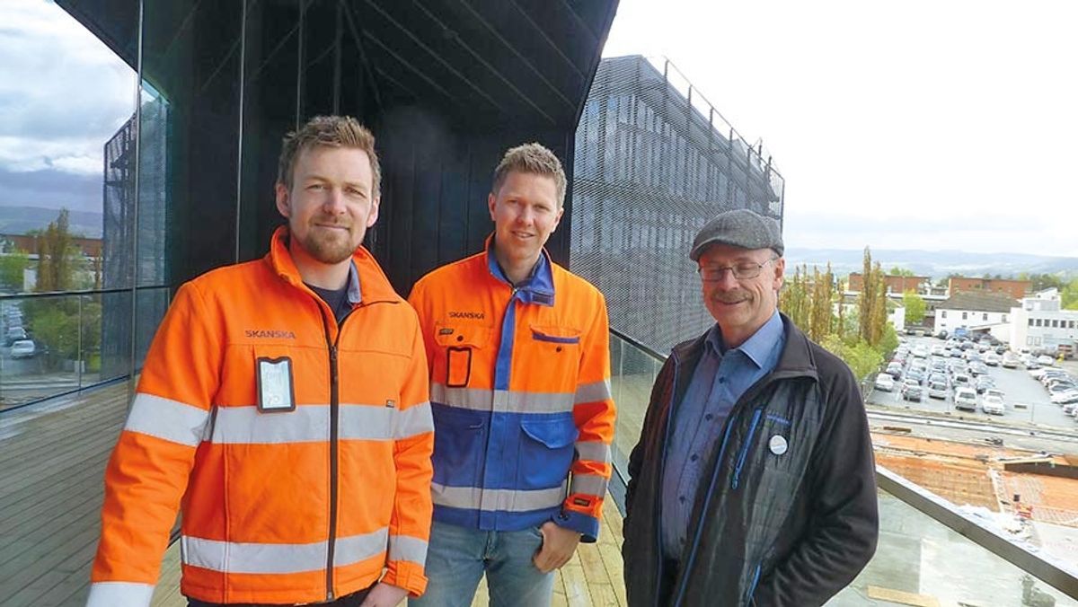 De to prosjektlederne for Skanska, John Kjøren og Bjørn Eidsmo (t.v.) og representanten for byggherren, Arne Fridtjof Venæ
